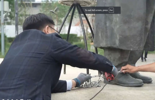 АН-ынхан С.Зориг агсны хөшөөг гинжилсэн гинжийг тасаллаа